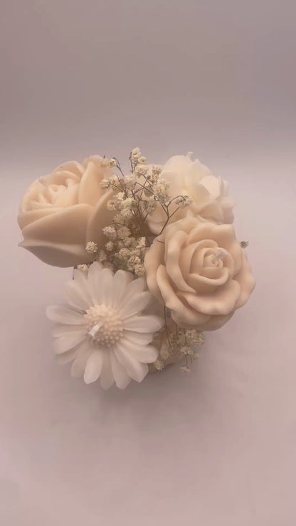 Cesta de flores beige y blanco